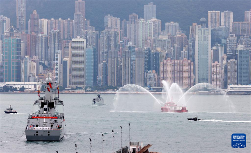 Frota de navios da Marinha chinesa conclui com sucesso a visita a Hong Kong e regressa à base