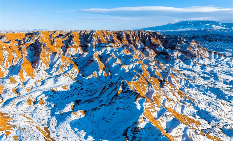 Paisagem nevada da cordilheira Cailong em Gansu