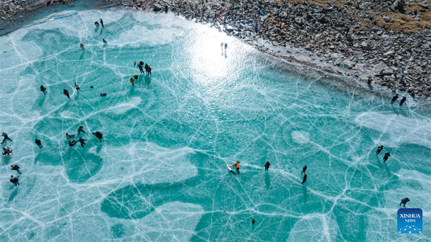 Turistas se divertem em lago gelado em Lhasa