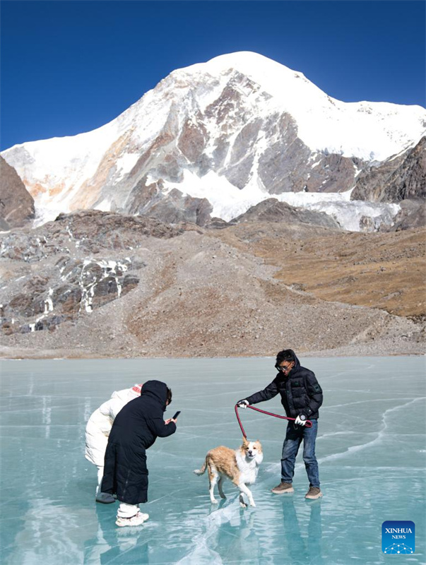 Turistas se divertem em lago gelado em Lhasa