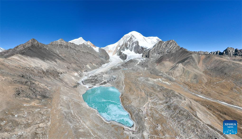 Turistas se divertem em lago gelado em Lhasa