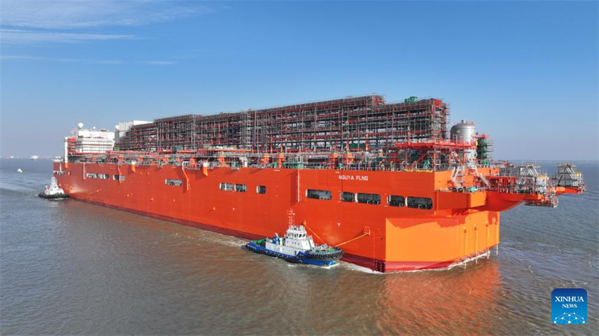 Primeira instalação de FLNG em larga escala fabricada na China é transferida de Nantong para Zhoushan