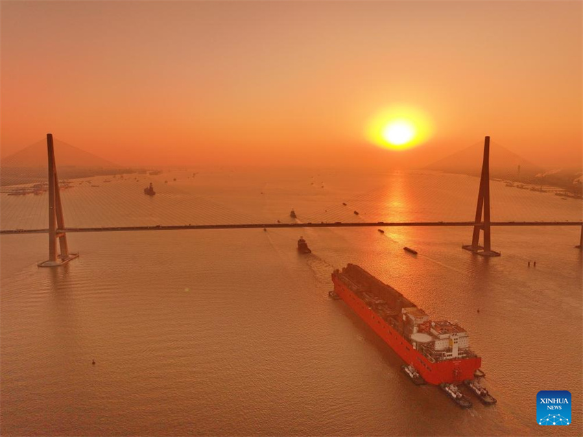 Primeira instalação de FLNG em larga escala fabricada na China é transferida de Nantong para Zhoushan