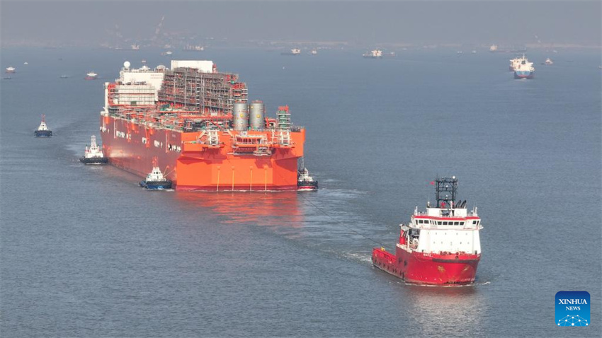 Primeira instalação de FLNG em larga escala fabricada na China é transferida de Nantong para Zhoushan