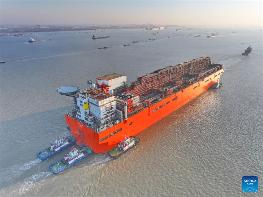 Primeira instalação de FLNG em larga escala fabricada na China é transferida de Nantong para Zhoushan