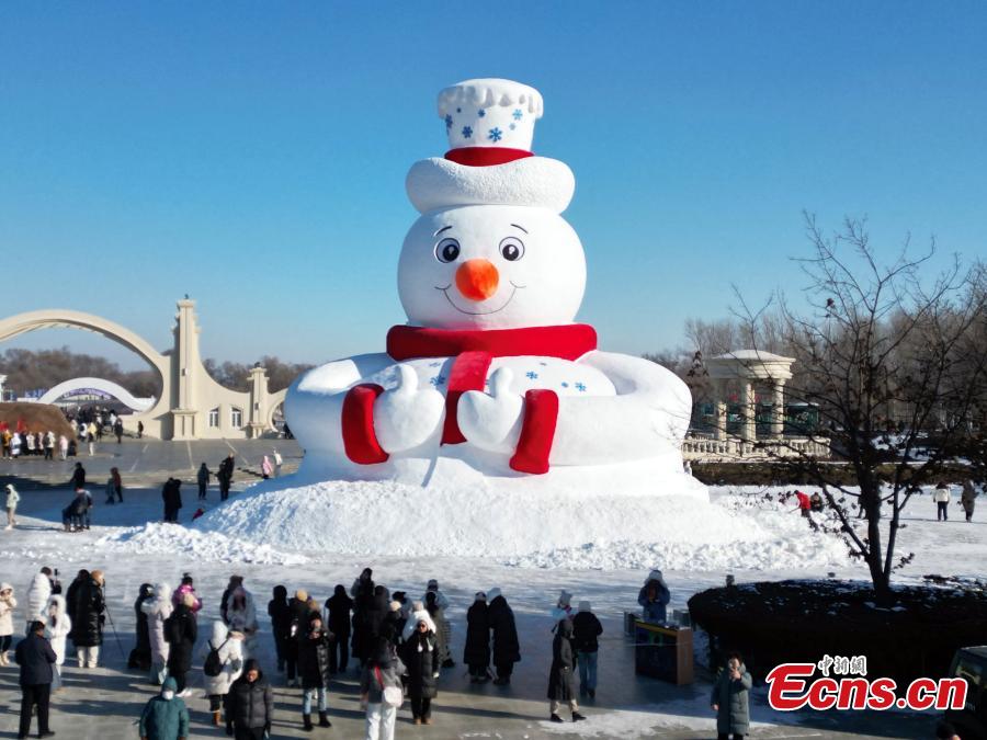 Boneco de neve gigante icônico dá boas-vindas aos visitantes em Harbin