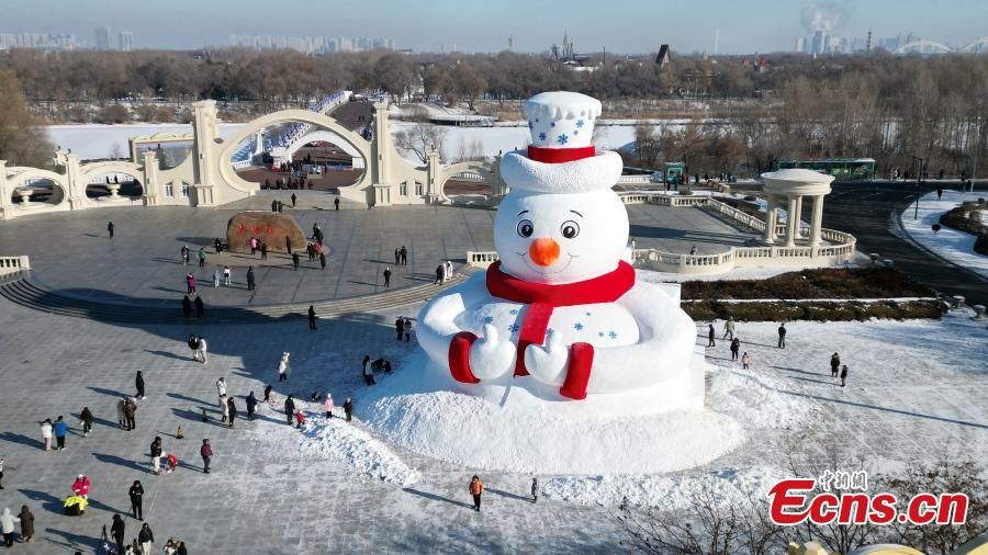 Boneco de neve gigante icônico dá boas-vindas aos visitantes em Harbin