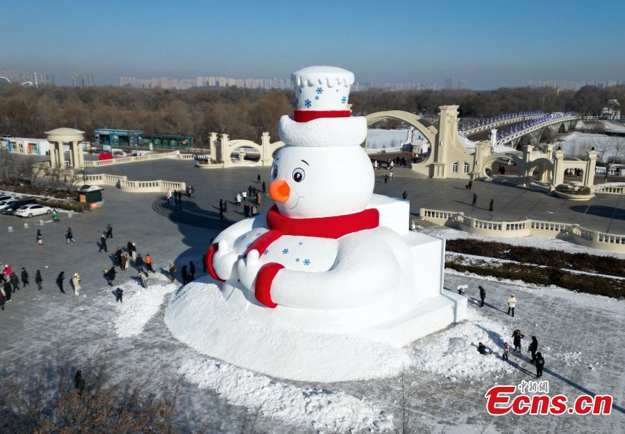 Boneco de neve gigante icônico dá boas-vindas aos visitantes em Harbin