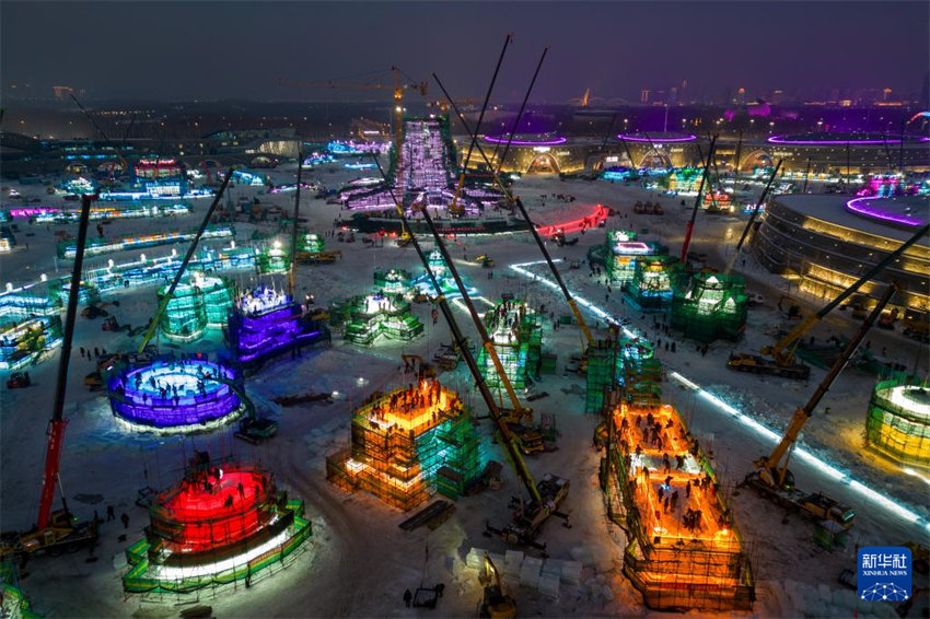 Harbin inicia construções de gelo no Mundo de Gelo e Neve