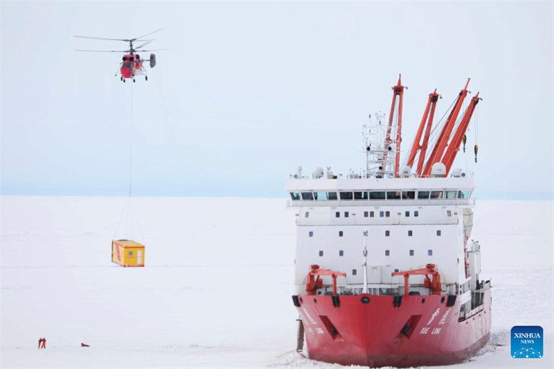 41ª equipe da Expedição Antártica da China realiza descarregamento de materiais na Estação Zhongshan