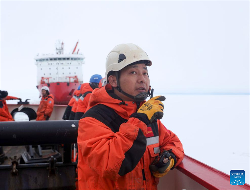 41ª equipe da Expedição Antártica da China realiza descarregamento de materiais na Estação Zhongshan