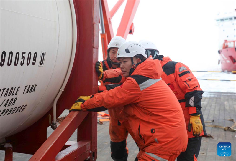 41ª equipe da Expedição Antártica da China realiza descarregamento de materiais na Estação Zhongshan