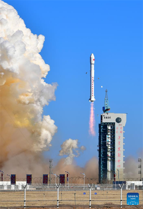 China lança 5 satélites de experimento com sucesso