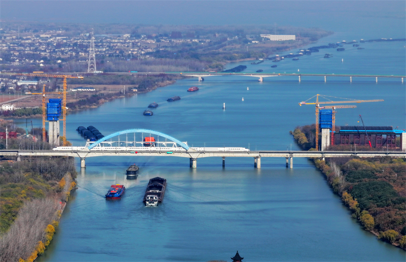 Grande Canal Beijing-Hangzhou vê movimentação intensa durante inverno