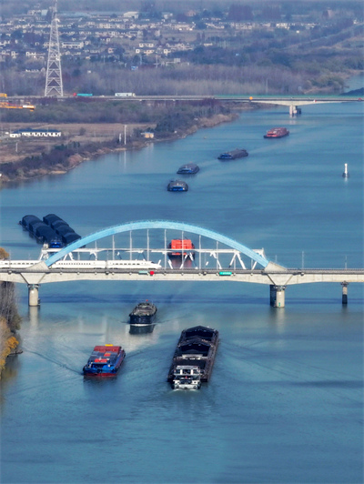 Grande Canal Beijing-Hangzhou vê movimentação intensa durante inverno