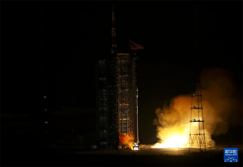 China lança novo grupo de satélites