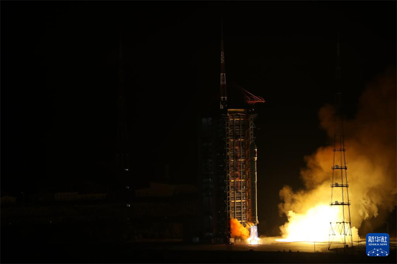 China lança novo grupo de satélites