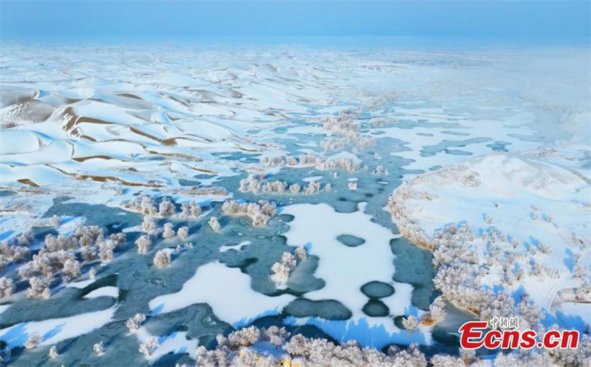 Galeria: dunas de areia se transformam em paraíso de inverno após neve em Xinjiang