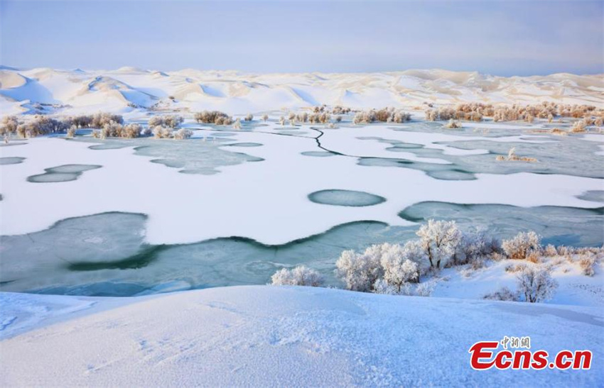 Galeria: dunas de areia se transformam em paraíso de inverno após neve em Xinjiang