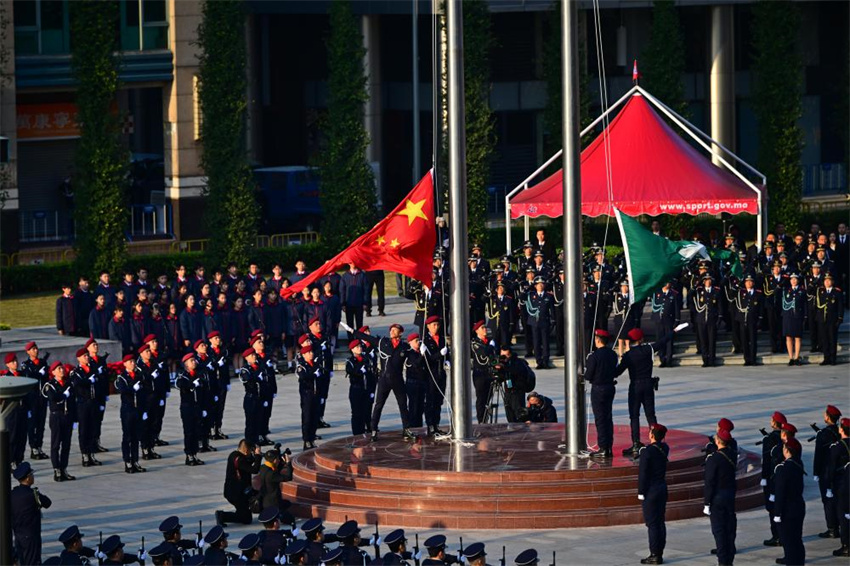 Macau realiza cerimônia de hasteamento da bandeira pelo 25º aniversário de seu retorno à pátria