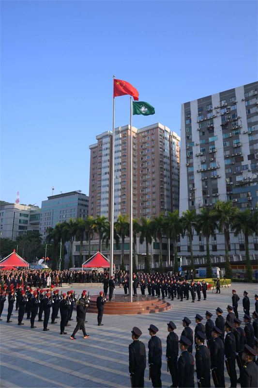 Macau realiza cerimônia de hasteamento da bandeira pelo 25º aniversário de seu retorno à pátria