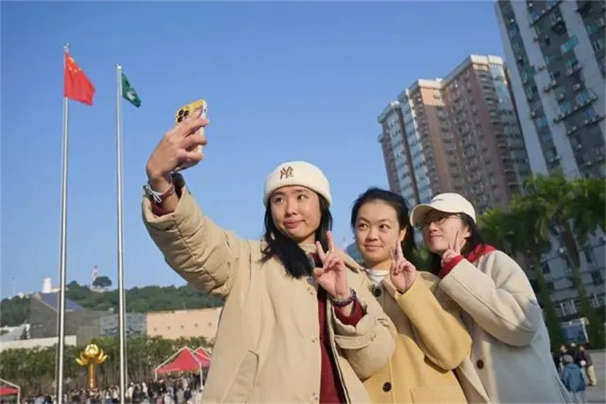 Macau realiza cerimônia de hasteamento da bandeira pelo 25º aniversário de seu retorno à pátria