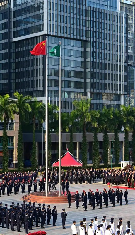 Macau realiza cerimônia de hasteamento da bandeira pelo 25º aniversário de seu retorno à pátria