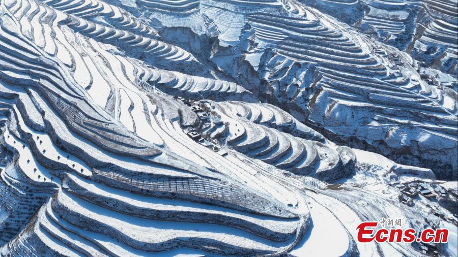 Campos em terraços cobertos de neve se assemelham às 