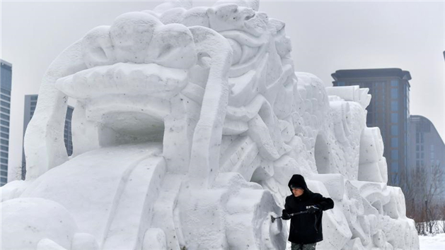 Primeira feira de templos de gelo e neve de Urumqi intensifica construção