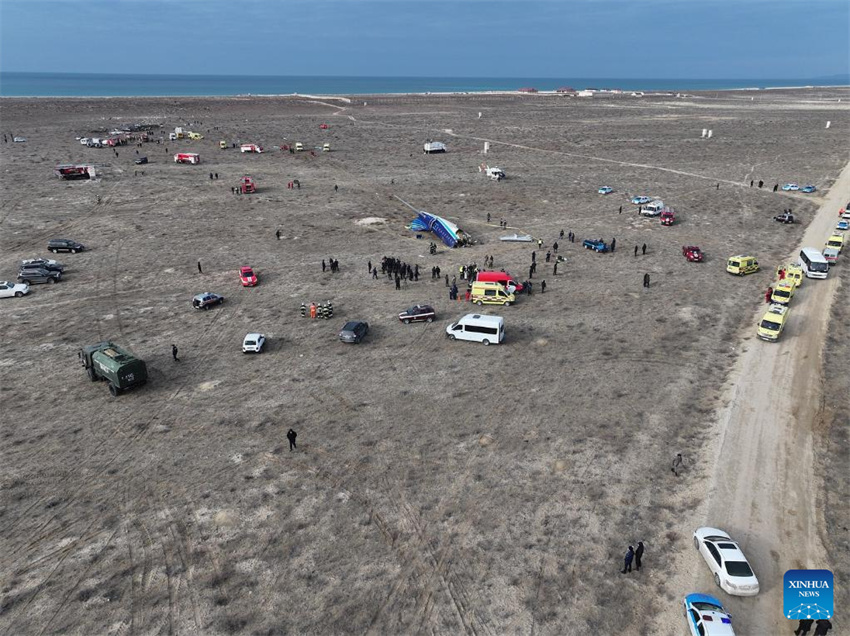 Avião da Azerbaijan Airlines de Baku cai perto de Aktau, no Cazaquistão