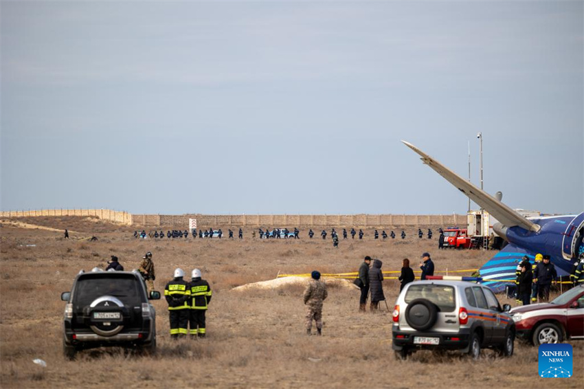 Avião da Azerbaijan Airlines de Baku cai perto de Aktau, no Cazaquistão