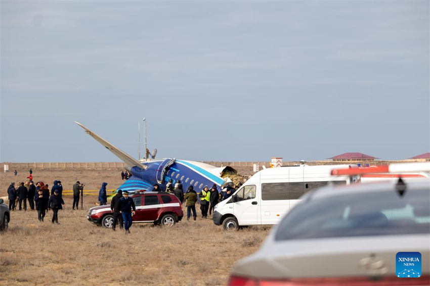 Avião da Azerbaijan Airlines de Baku cai perto de Aktau, no Cazaquistão