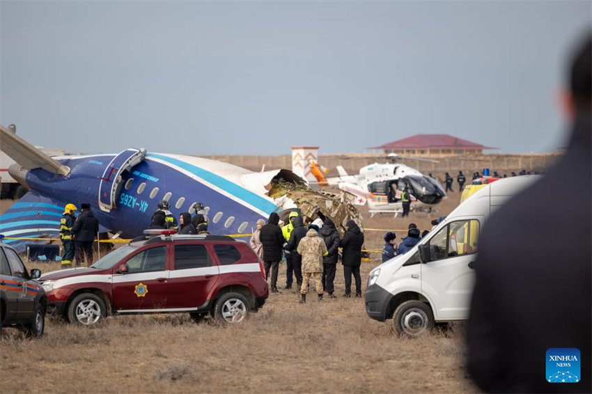 Avião da Azerbaijan Airlines de Baku cai perto de Aktau, no Cazaquistão