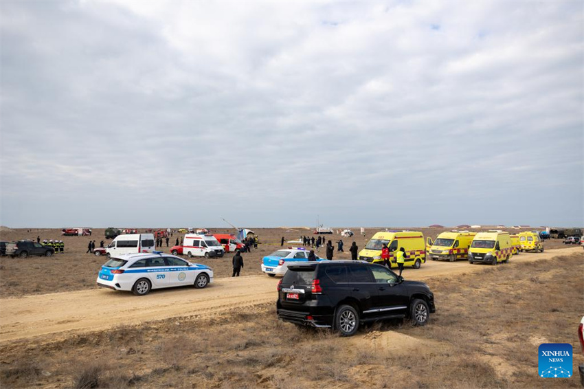 Avião da Azerbaijan Airlines de Baku cai perto de Aktau, no Cazaquistão