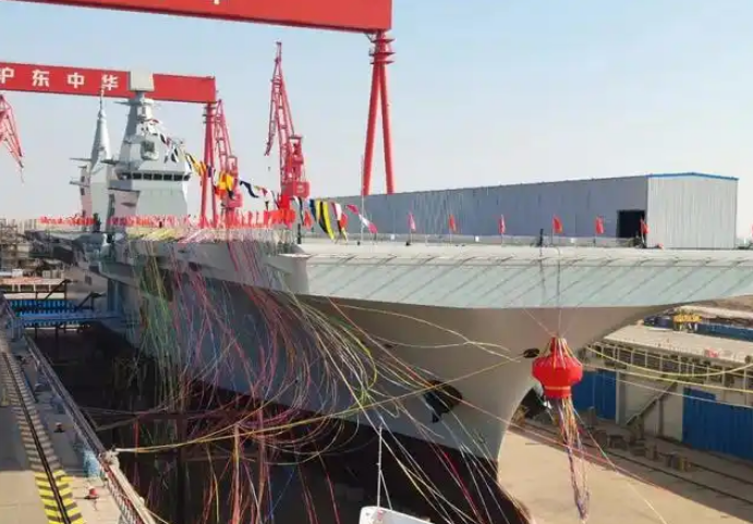 Marinha chinesa tem novo navio de ataque anfíbio