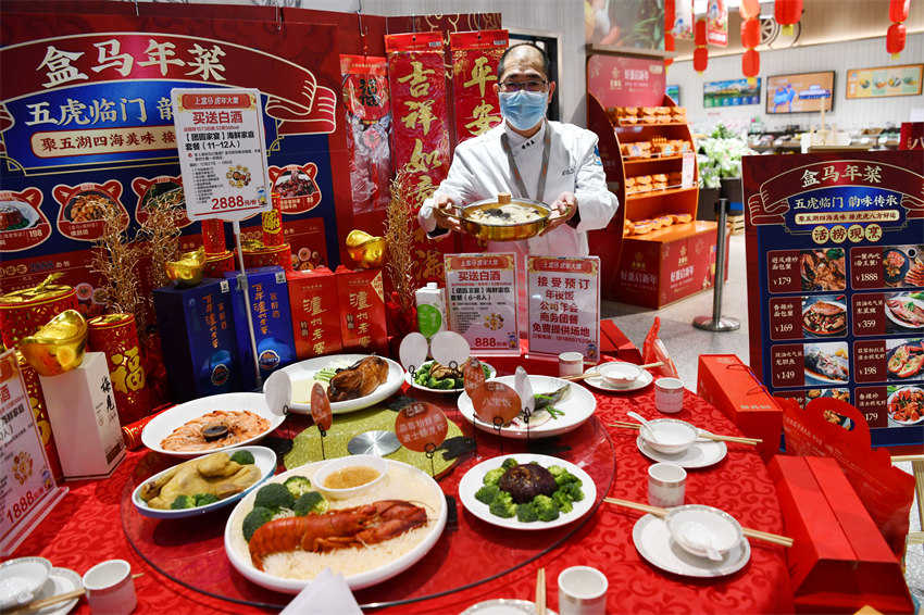 Entrega expressa de ceia para véspera do Ano Novo Chinês mostra novo estilo de consumo