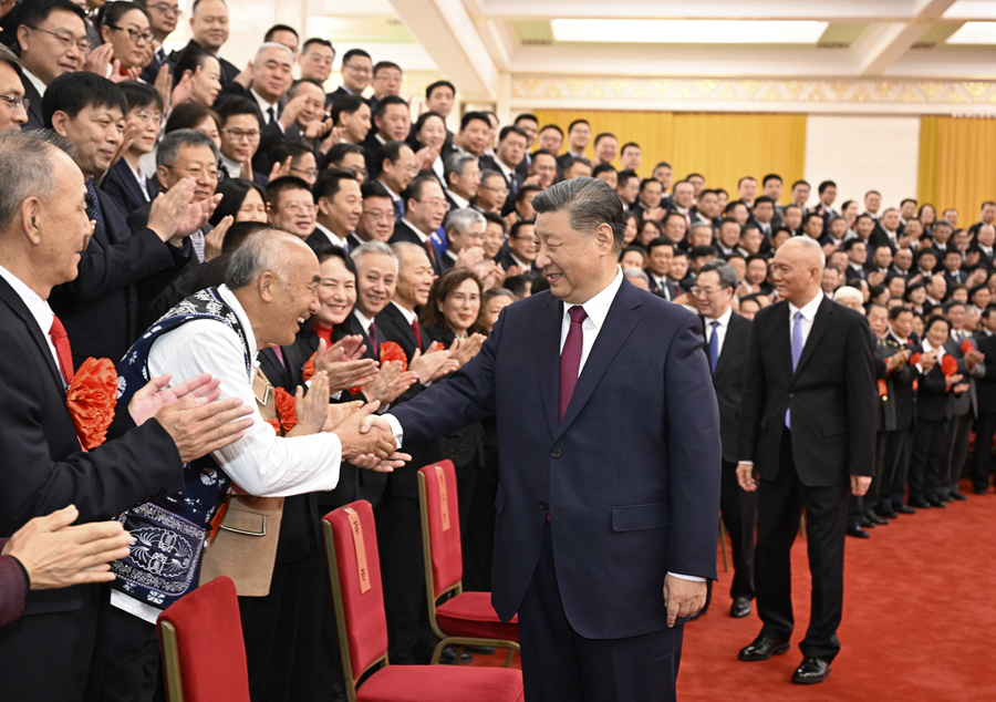 Xi Jinping reúne-se com representantes de aposentados exemplares