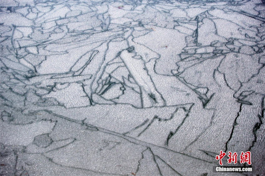 Galeria: belo fenômeno da geometrica do gelo no Lago Kunming do Palácio de Verão