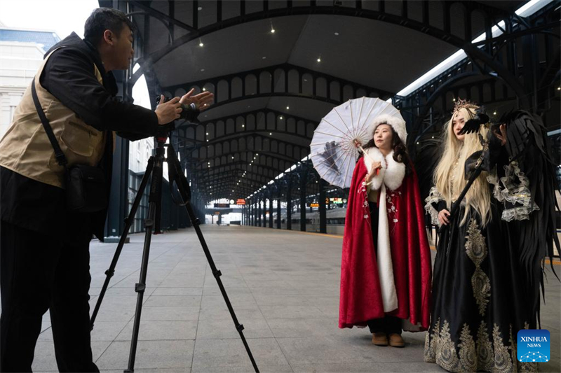 Trem temático de turismo de gelo e neve começa a operar no nordeste China