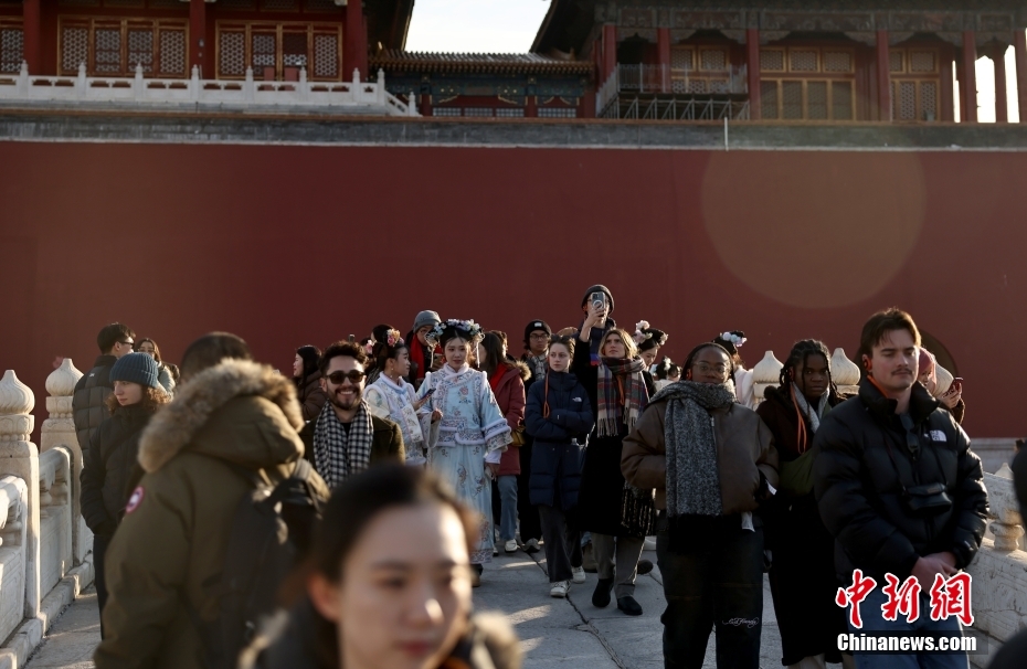 Delegação de jovens estudantes dos EUA visita Cidade Proibida em Beijing