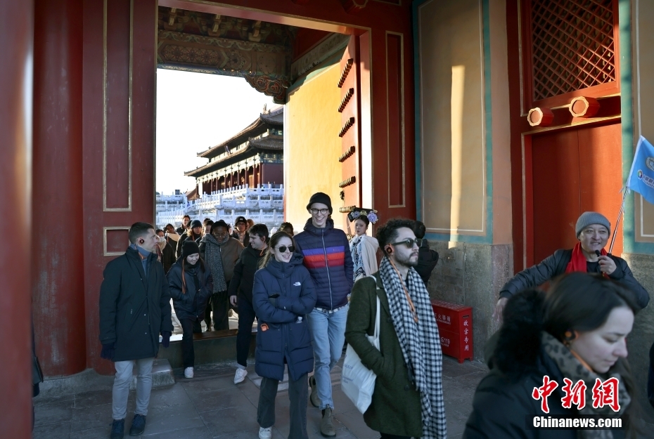 Delegação de jovens estudantes dos EUA visita Cidade Proibida em Beijing