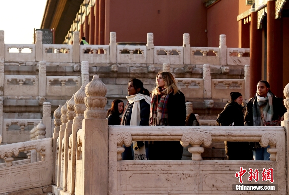 Delegação de jovens estudantes dos EUA visita Cidade Proibida em Beijing