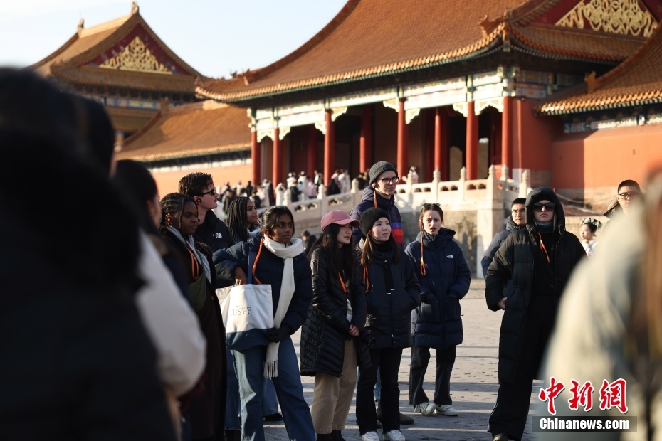 Delegação de jovens estudantes dos EUA visita Cidade Proibida em Beijing