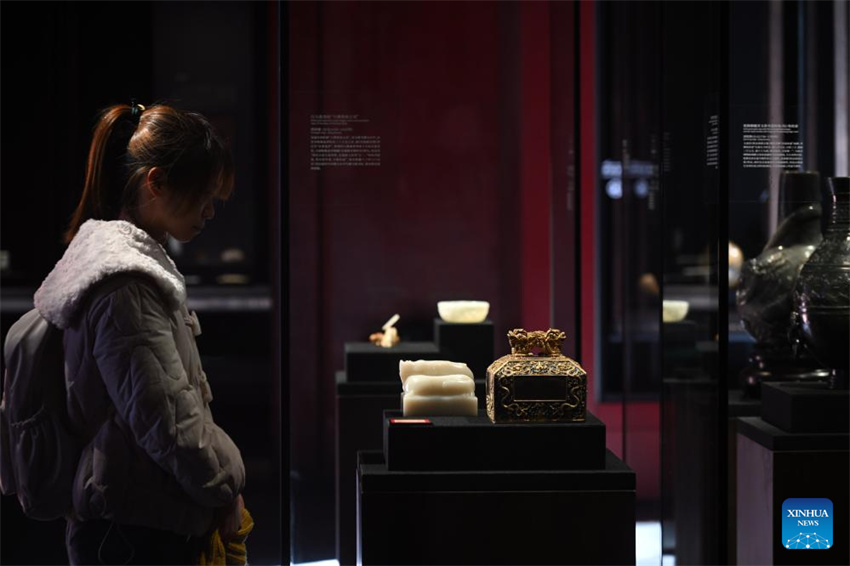 Exposição sobre a cultura do jade Hetian é realizada no Museu do Palácio em Beijing