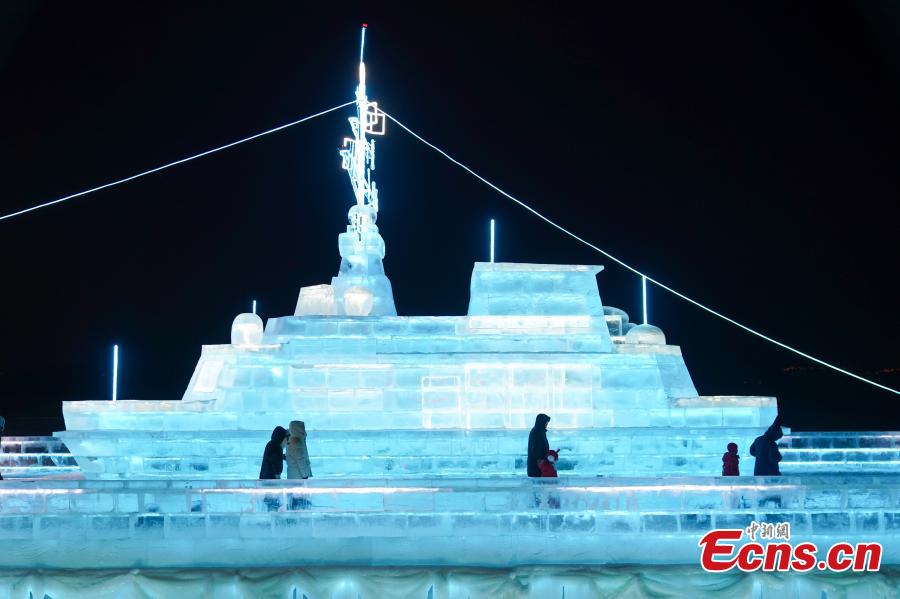 Escultura de gelo reproduz porta-aviões CNS Liaoning