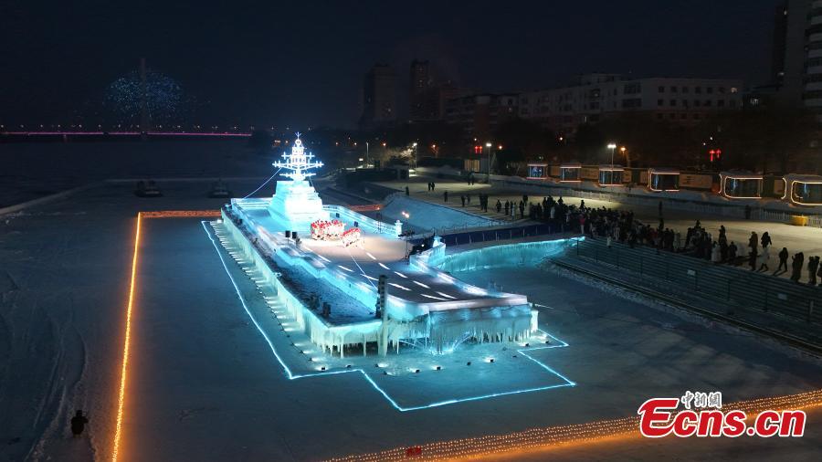 Escultura de gelo reproduz porta-aviões CNS Liaoning