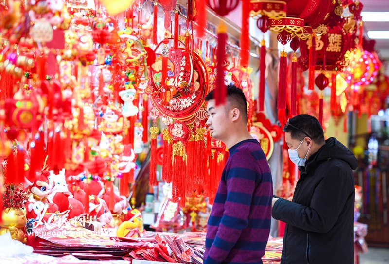 Jiangsu: cidadãos de Nanjing compram souvenires festivos para celebrar o Ano Novo Chinês