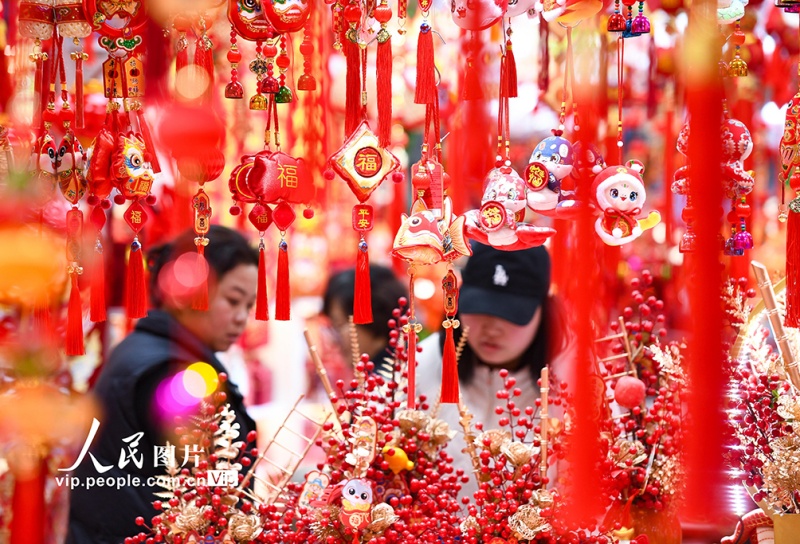 Jiangsu: cidadãos de Nanjing compram souvenires festivos para celebrar o Ano Novo Chinês