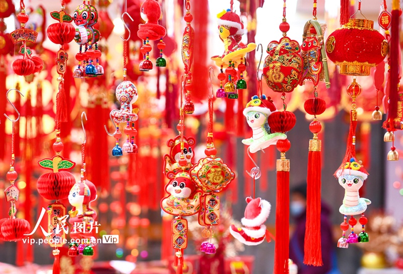 Jiangsu: cidadãos de Nanjing compram souvenires festivos para celebrar o Ano Novo Chinês