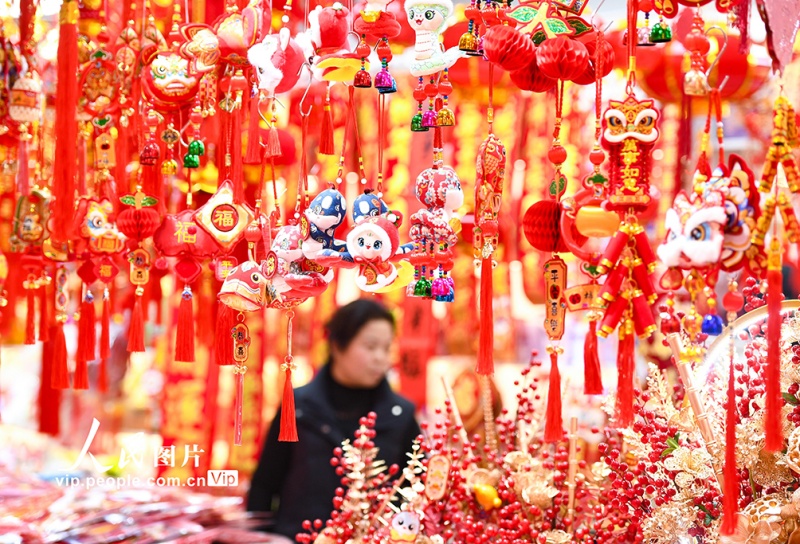 Jiangsu: cidadãos de Nanjing compram souvenires festivos para celebrar o Ano Novo Chinês